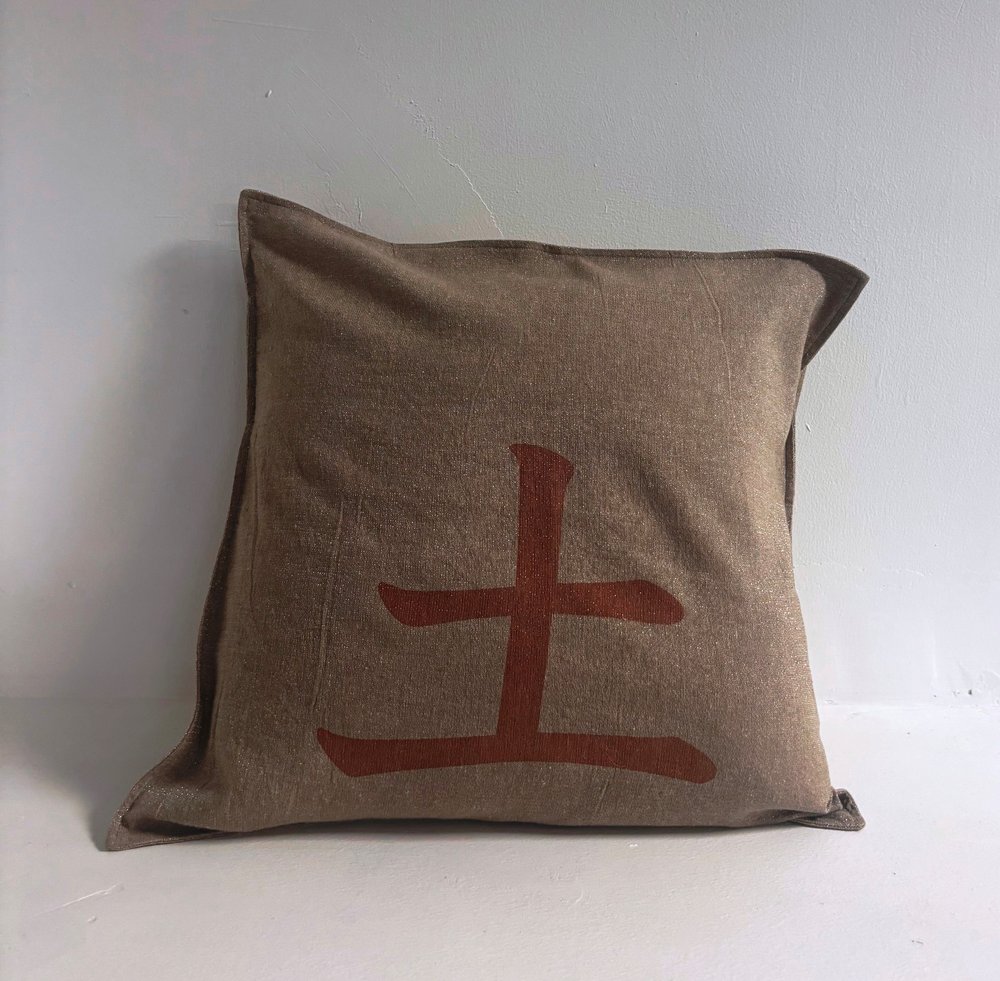 Tsuchi kanji cushion